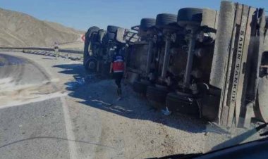 TIR DEVRİLDİ: 1 YARALI