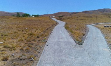 VAN'IN TUŞBA BELEDİYESİ KIRSAL KESİMDE YOLLARI KİLİT TAŞI İLE DÖŞEMEYE DEVAM EDİYOR!