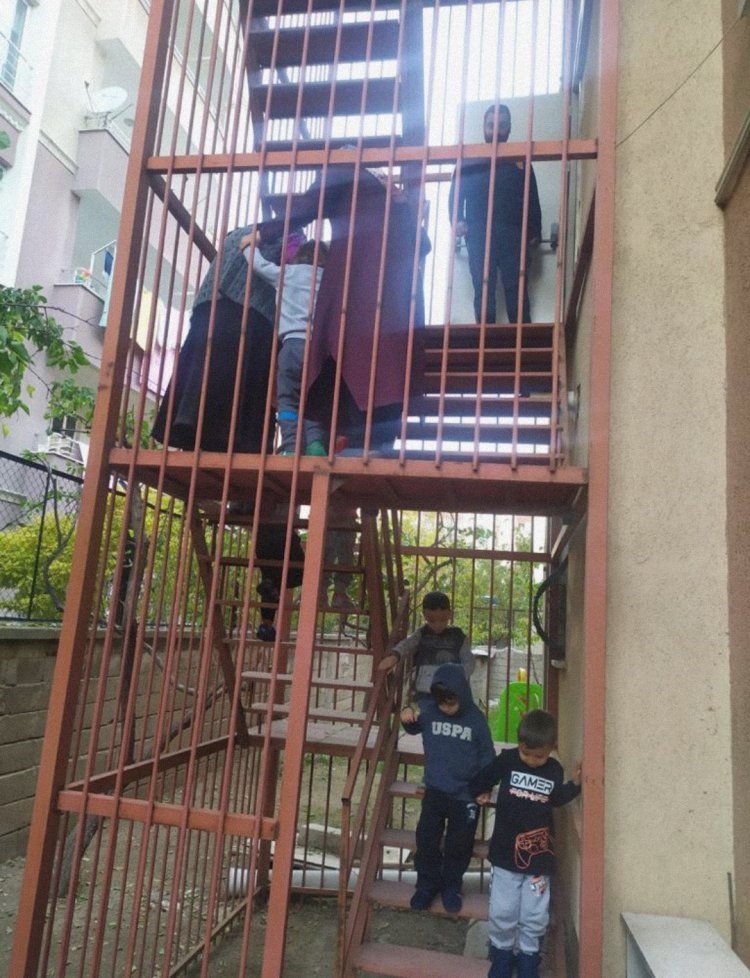 KREŞTE ÇOCUKLARA TATBİKAT YAPTIRILDI!