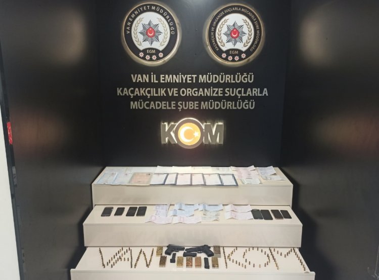 ÜLKE GENELİ GERÇEKLEŞTİRİLEN KAÇAKÇILIK OPERASYONUNDA VAN'DA 5 KİŞİ YAKALANDI VE BİRÇOK MÜHİMMATI ELE GEÇİRİLDİ!