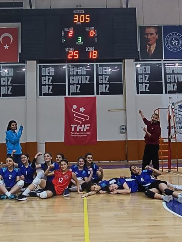 VAN İPEKYOLU MEHMET AKİF ERSOY ANADOLU LİSESİ BİR BAŞARIYA DAHA İMZA ATIYOR: KIZ VOLEYBOL TAKIMI TÜRKİYE YARI FİNALDE!