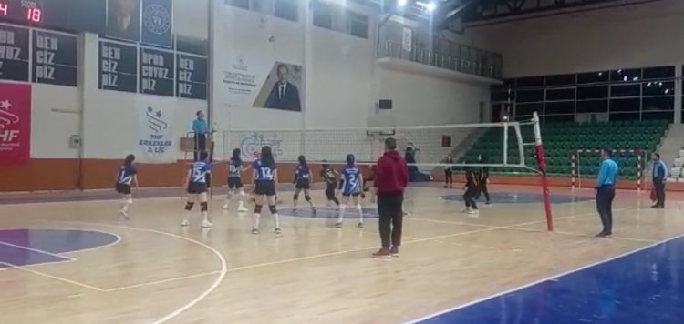 VAN İPEKYOLU MEHMET AKİF ERSOY ANADOLU LİSESİ BİR BAŞARIYA DAHA İMZA ATIYOR: KIZ VOLEYBOL TAKIMI TÜRKİYE YARI FİNALDE!