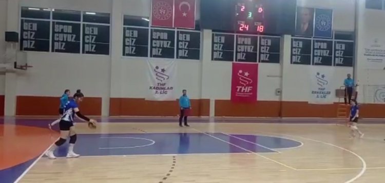 VAN İPEKYOLU MEHMET AKİF ERSOY ANADOLU LİSESİ BİR BAŞARIYA DAHA İMZA ATIYOR: KIZ VOLEYBOL TAKIMI TÜRKİYE YARI FİNALDE!