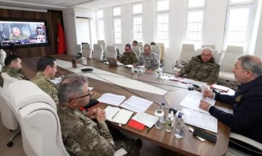 MİLLİ SAVUNMA BAKANI HULUSİ AKAR "DEPREMDEN SONRA ASKER GEÇ ÇIKARILDI " SÖYLEMLERİNE SERT TEPKİ!