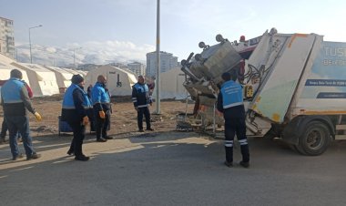 TUŞBA BELEDİYESİ, TEMİZLİK HİZMETİNİ DEPREM BÖLGESİNDE DE SÜRDÜRÜYOR!