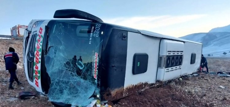 DİYARBAKIR OTOBÜSÜ AFYONKARAHİSAR'DA DEVRİLDİ: ÇOK SAYIDA ÖLÜ VE YARALI VAR!