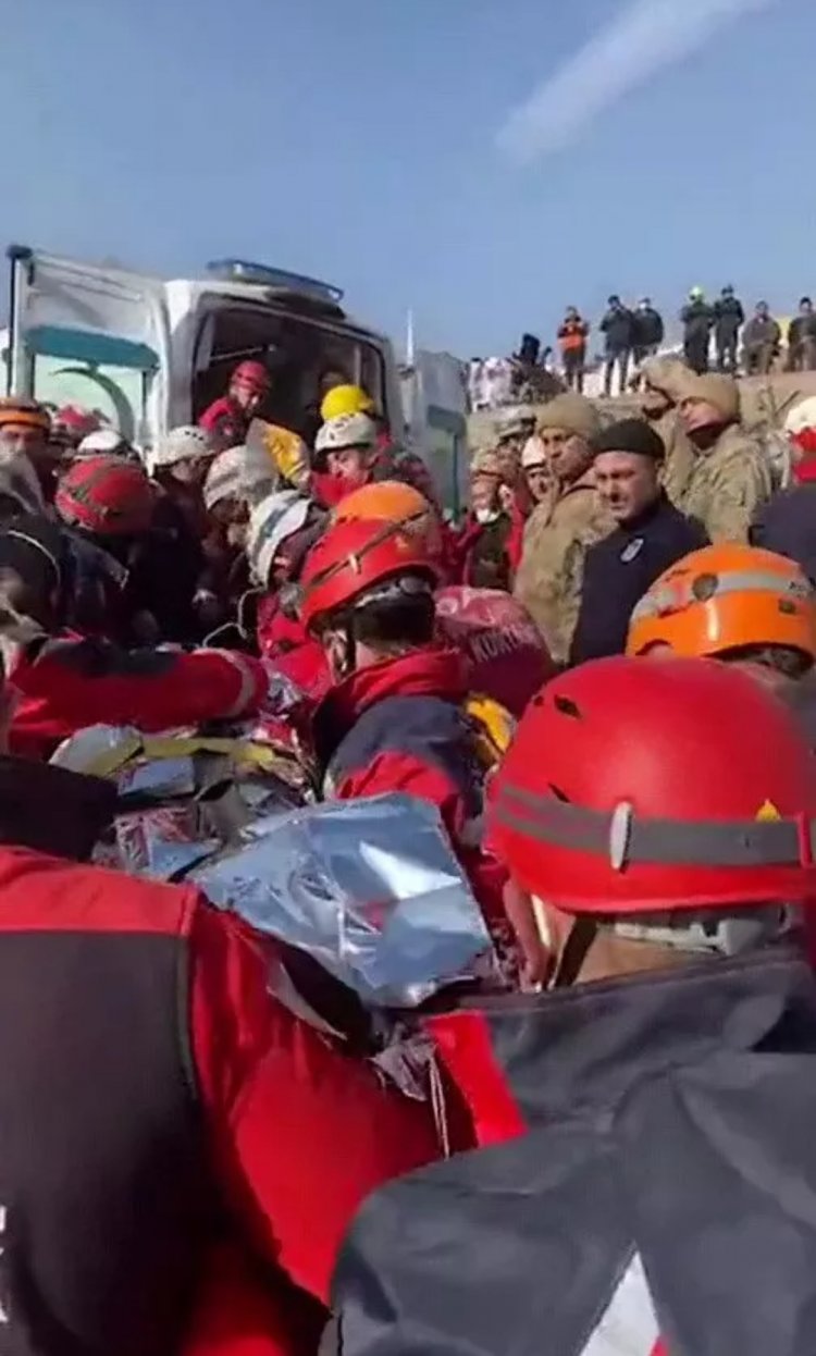 DEPREMİN 10. GÜNÜ MUCİZELER DEVAM EDİYOR: 1 KADIN VE 2 ÇOCUK 228. SAATTE KURTARILDI!