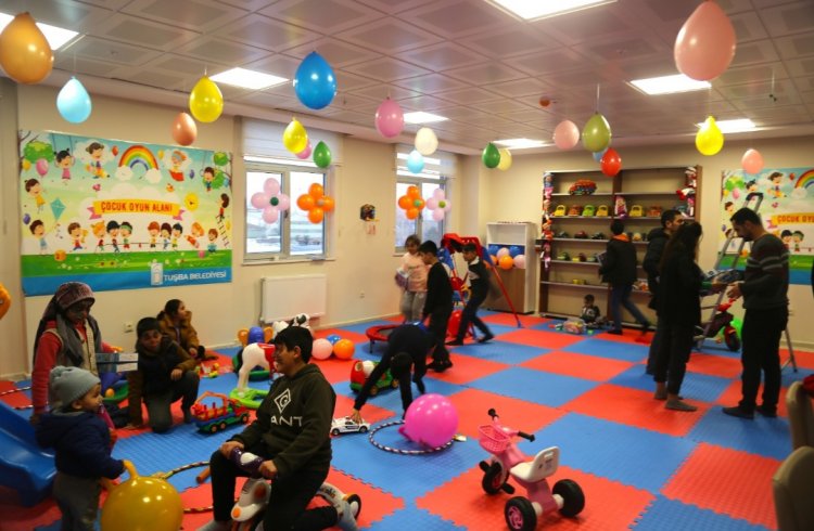 TUŞBA BELEDİYESİ DEPREMZEDE ÇOCUKLARIN TRAVMAYI ÇABUK ATLATMASI İÇİN OYUN PARKI KURDU!