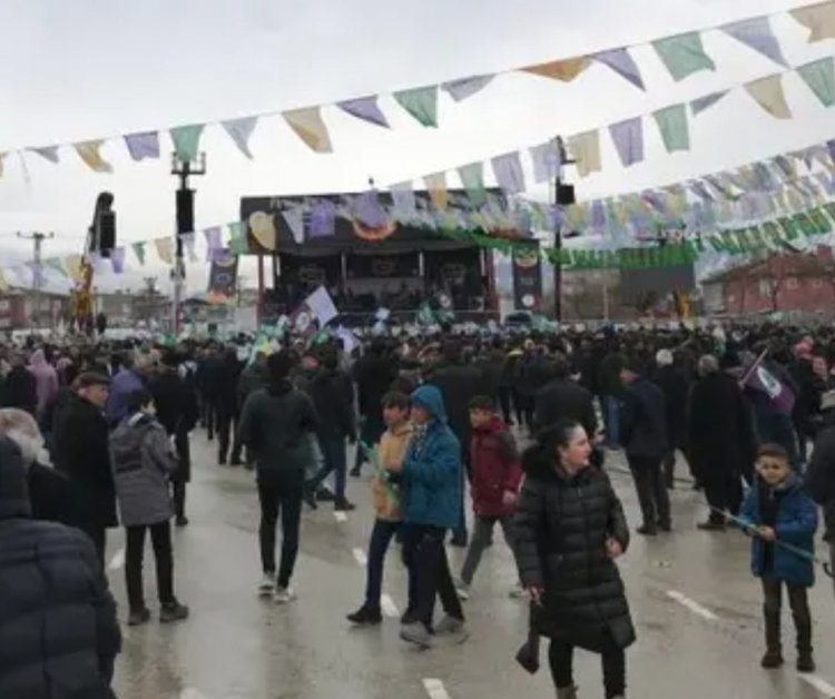 VAN'DA NEWROZ: 'HELALLEŞMEYECEĞİZ AFFETMEYECEĞİZ ÜLKEYİ ENKAZ ALTINDA BIRAKTILAR'!