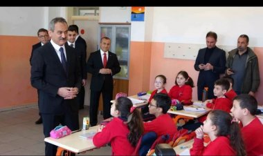 BAKAN ÖZER'DEN DEPREMZEDE ÖĞRENCİLERLE ÖNEMLİ AÇIKLAMA!