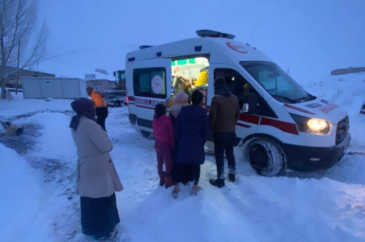 VAN BÜYÜKŞEHİR BELEDİYESİ 4 SAATLİK ZORLU ÇALIŞMA SONUCU HASTA KADININ İMDADINA YETİŞTİ!