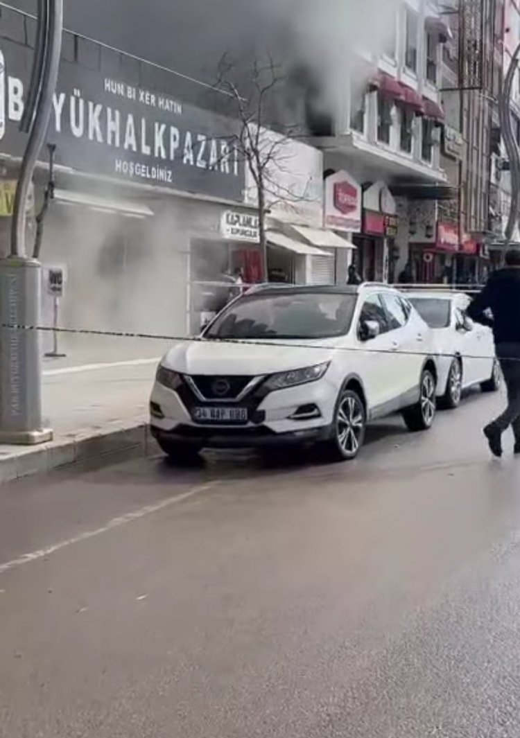 VAN'IN RUS PAZARI'NDA YANGIN ÇIKTI!