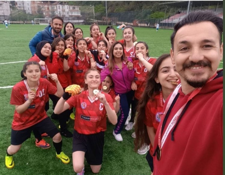 VAN MEHMET AKİF ERSOY ANADOLU LİSESİ YİNE BİR İLKE DAHA İMZA ATTI: KIZ TAKIMI FİNALDE!