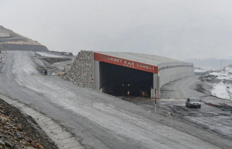 TÜRKİYE'NİN EN YÜKSEK GEÇİDİ OLAN KARABET KAR ALTINDA!
