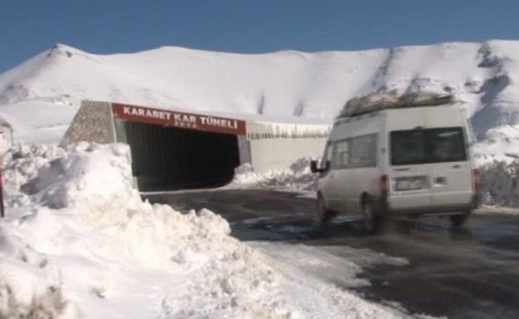 TÜRKİYE'NİN EN YÜKSEK GEÇİDİ OLAN KARABET KAR ALTINDA!
