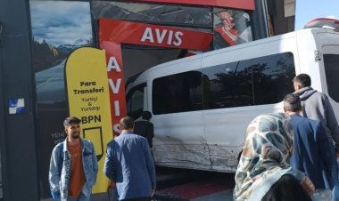 KONTROLDEN ÇIKAN MİNİBÜS BİR İŞ YERİNE GİRDİ: 7 KİŞİ YARALANDI!