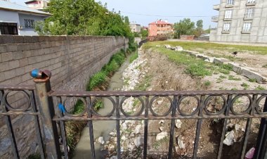 VAN'DA DEVLET SU İŞLERİ (DSİ) KANALİZASYON ONARIMINI 5 AYDIR NEDEN YAPMIYOR?!