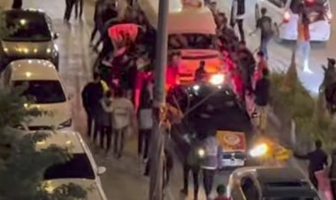 VAN'DA TARAFTARLAR ABARTILI KUTLAMA YAPTILAR: YOLDA ARAÇLARA ZARAR VERDİLER!