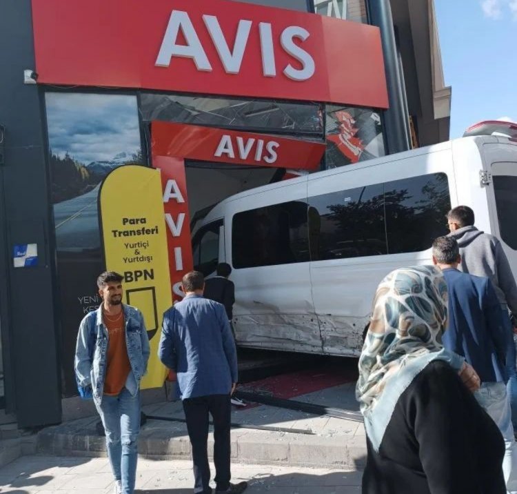 KONTROLDEN ÇIKAN MİNİBÜS BİR İŞ YERİNE GİRDİ: 7 KİŞİ YARALANDI!