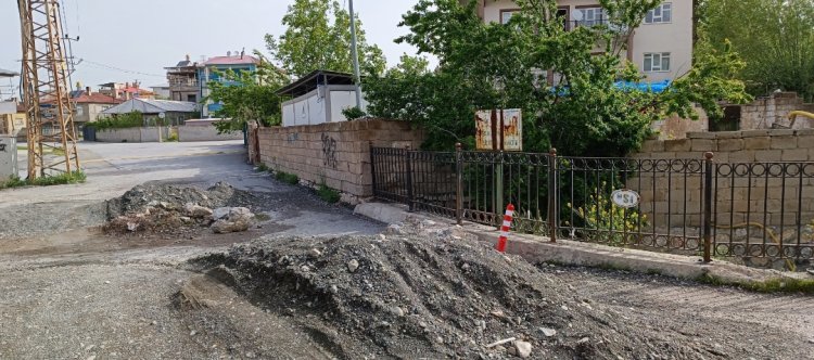 VAN'DA DEVLET SU İŞLERİ (DSİ) KANALİZASYON ONARIMINI 5 AYDIR NEDEN YAPMIYOR?!