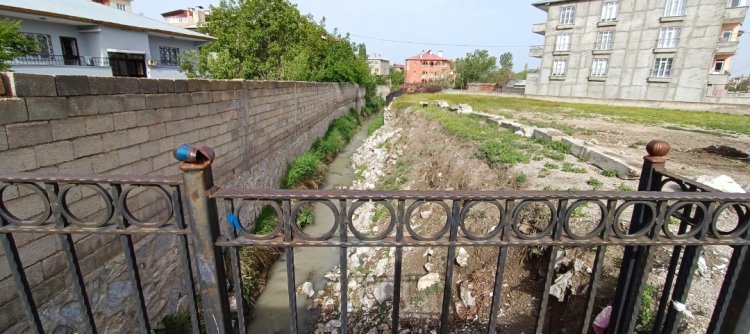 VAN'DA DEVLET SU İŞLERİ (DSİ) KANALİZASYON ONARIMINI 5 AYDIR NEDEN YAPMIYOR?!