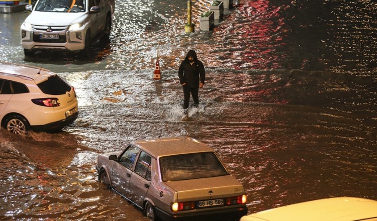 BAŞKENT SELE TESLİM OLDU: BİR APARTMANIN 2. KATINDA SEL GEÇTİ!