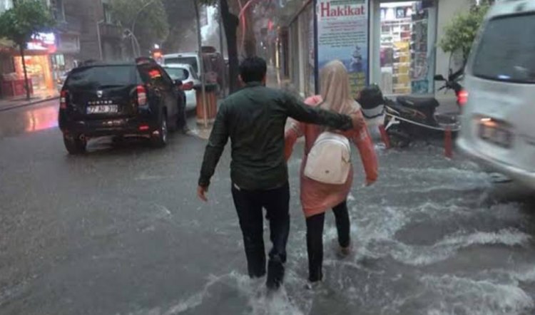 BAŞKENT SELE TESLİM OLDU: BİR APARTMANIN 2. KATINDA SEL GEÇTİ!