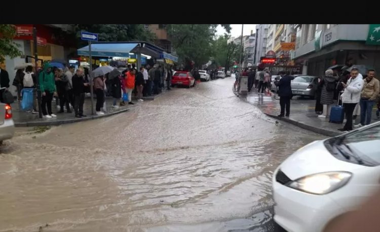 BAŞKENT SELE TESLİM OLDU: BİR APARTMANIN 2. KATINDA SEL GEÇTİ!