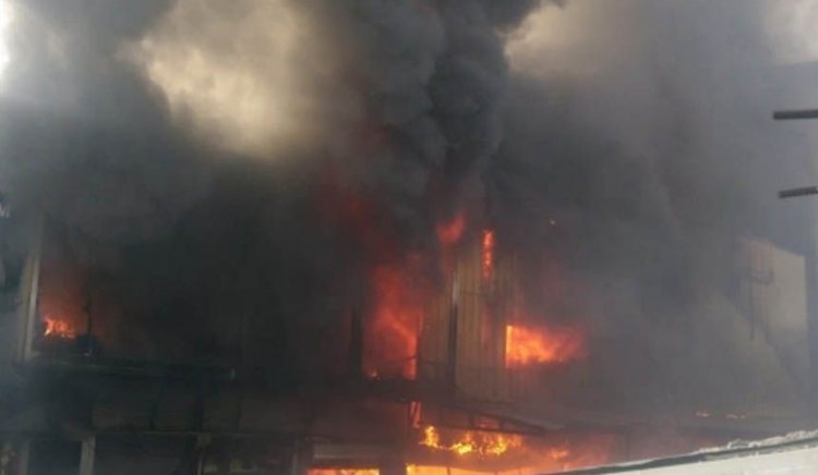 VAN'IN RUS PAZARI OLARAK BİLİNEN İŞ YERLERİNDE YANGIN ÇIKTI 