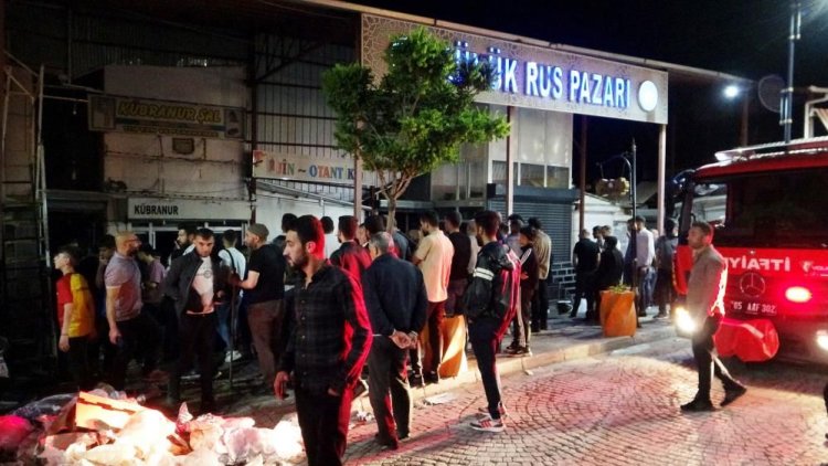 VAN'IN RUS PAZARI OLARAK BİLİNEN İŞ YERLERİNDE YANGIN ÇIKTI 