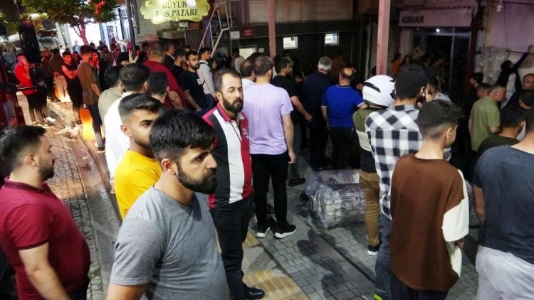 VAN'IN RUS PAZARI OLARAK BİLİNEN İŞ YERLERİNDE YANGIN ÇIKTI 