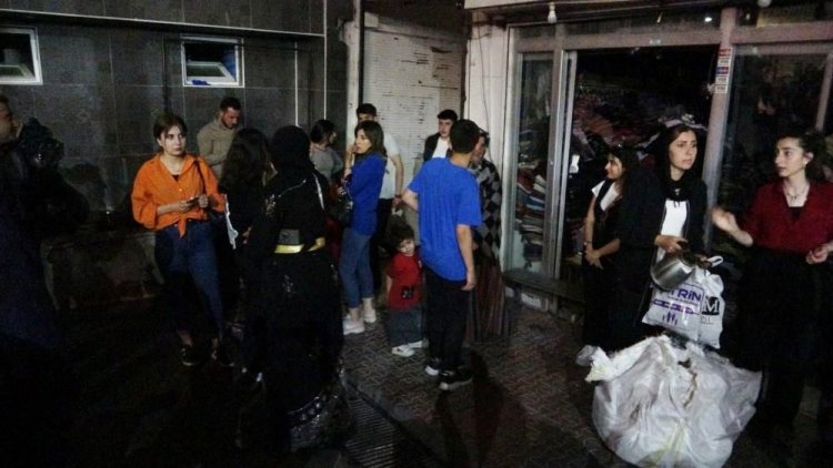 VAN'IN RUS PAZARI OLARAK BİLİNEN İŞ YERLERİNDE YANGIN ÇIKTI 