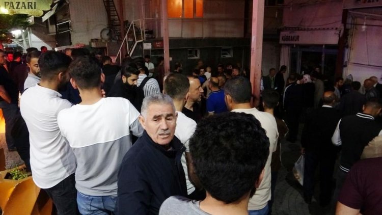 VAN'IN RUS PAZARI OLARAK BİLİNEN İŞ YERLERİNDE YANGIN ÇIKTI 