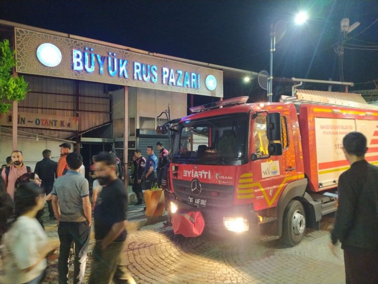 VAN'IN RUS PAZARI OLARAK BİLİNEN İŞ YERLERİNDE YANGIN ÇIKTI 