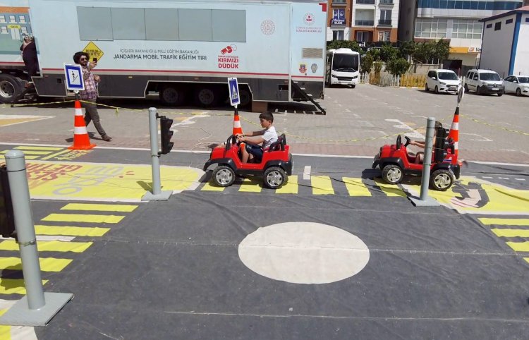 MOBİL TRAFİK EĞİTİM TIRI İLE ÖĞRENCİLER UYGULAMALI EĞİTİM İŞLEDİLER