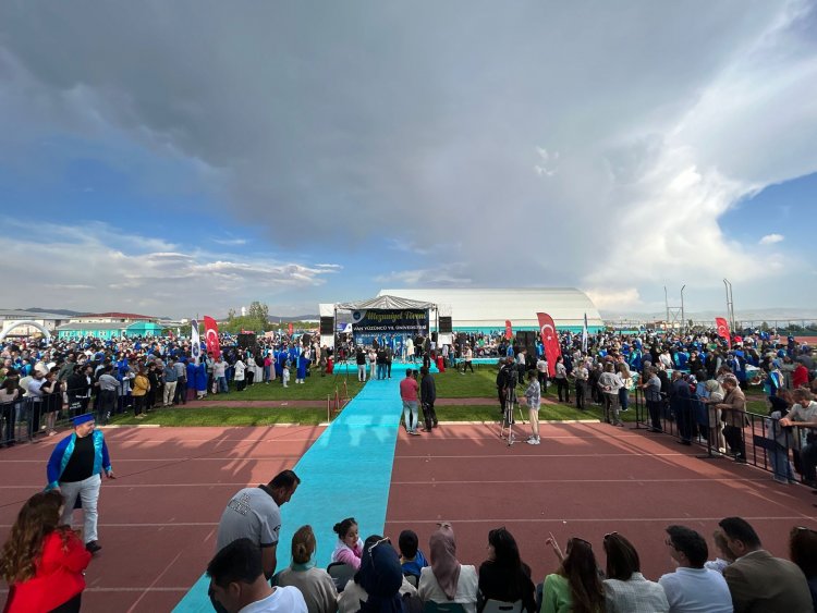 VAN YÜZÜNCÜ YIL ÜNİVERSİTESİ'NDE   MEZUNİYET COŞKUSU