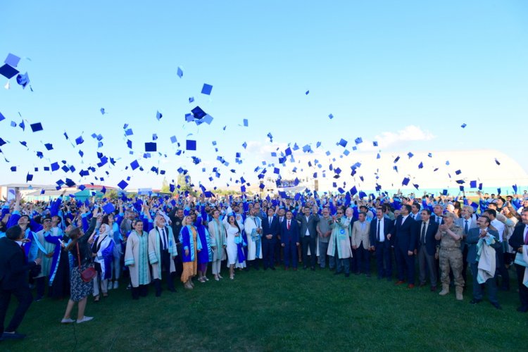 VAN YÜZÜNCÜ YIL ÜNİVERSİTESİ'NDE   MEZUNİYET COŞKUSU