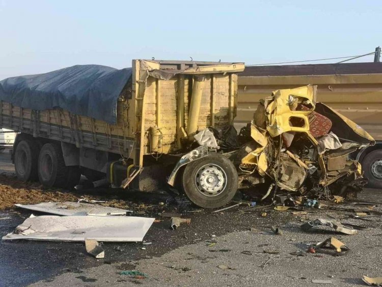 YOLCU OTOBÜSÜ ÖNCE KAMYONA, ARDINDAN TIRA ÇARPTI: 1 ÖLÜ 28 YARALI!