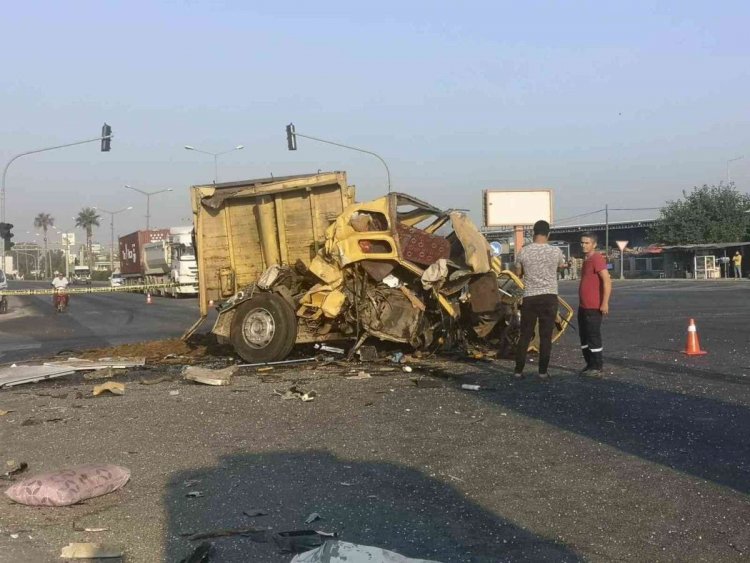 YOLCU OTOBÜSÜ ÖNCE KAMYONA, ARDINDAN TIRA ÇARPTI: 1 ÖLÜ 28 YARALI!