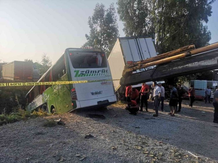 YOLCU OTOBÜSÜ ÖNCE KAMYONA, ARDINDAN TIRA ÇARPTI: 1 ÖLÜ 28 YARALI!