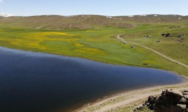 VAN'IN DAĞLARI ARASINDA YER BULMUŞ KEŞİŞ GÖLÜ KURUMAK ÜZERE!