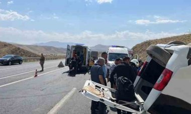 VAN-HAKKARİ KARAYOLUNDA FECİ KAZA: 5 YARALI!