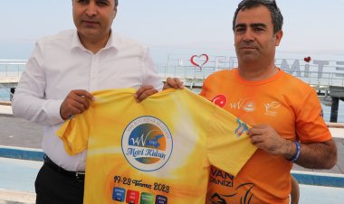 2023'TE DE VAN DENİZİ YÜZME FESTİVALİ RENKLİ GÖRÜNTÜLERE SAHNE OLDU