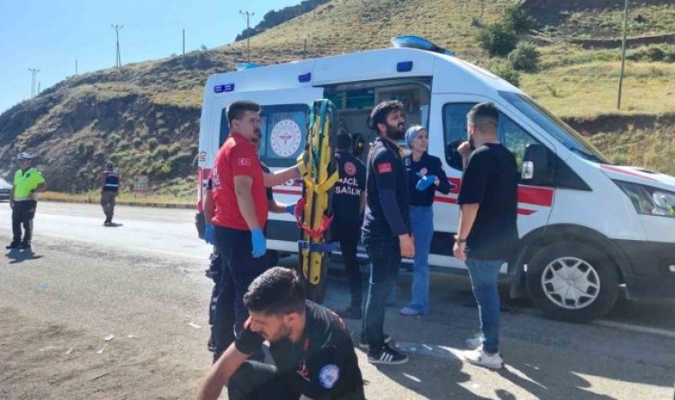 MİNİBÜS 11 KİŞİYLE VAN GÖLÜ'NE UÇTU!