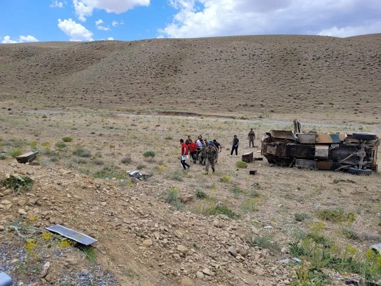 VAN-HAKKARİ KARAYOLUNDA OTOMOBİL İLE ASKERİ ARAÇ ÇARPIŞTI: 2 KİŞİ YAŞAMINI YİTİRDİ!