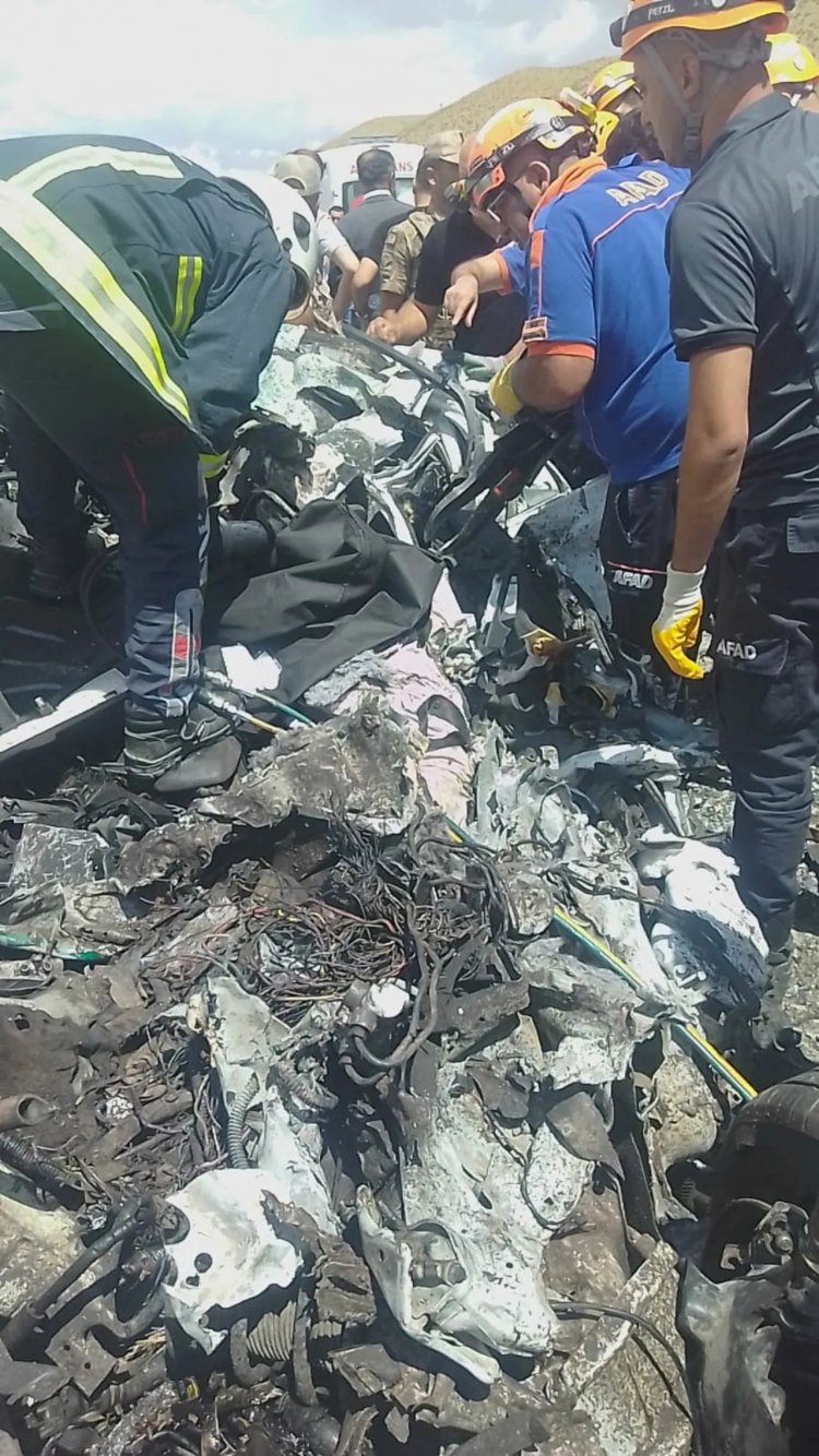 VAN-HAKKARİ KARAYOLUNDA OTOMOBİL İLE ASKERİ ARAÇ ÇARPIŞTI: 2 KİŞİ YAŞAMINI YİTİRDİ!