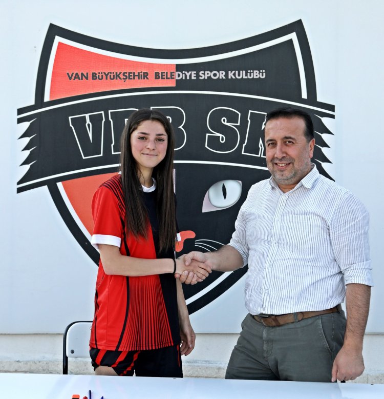 KADIN FUTBOL TAKIMINDA İMZALAR  ATILDI!