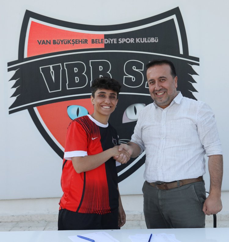 KADIN FUTBOL TAKIMINDA İMZALAR  ATILDI!