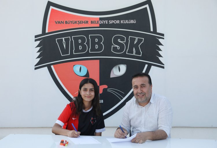 KADIN FUTBOL TAKIMINDA İMZALAR  ATILDI!