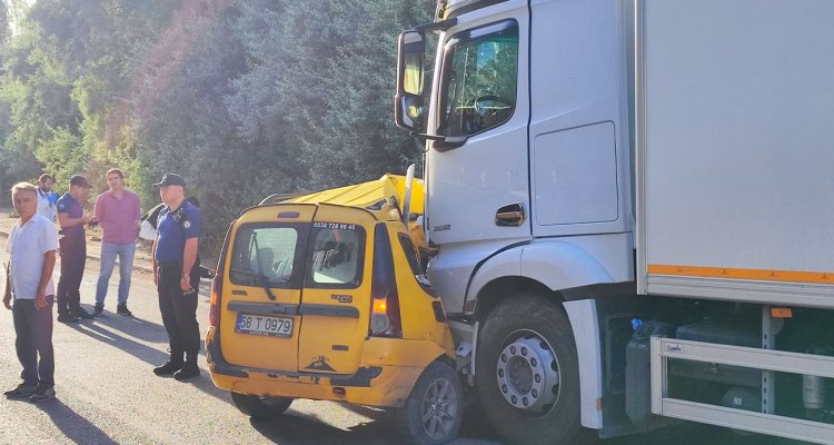 SİVAS'TA BİR KAMYON, ÇARPTIĞI OTOMOBİLİ SÜRÜKLEDİ: 4 ÖLÜ, 1 AĞIR YARALI!